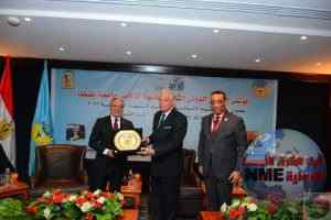 محافظ جنوب سيناء ورئيس جامعة طنطا يتبادلان الدروع التذكارية