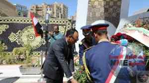 نائب محافظ المنيا يضع إكليلا من الزهور على النصب التذكاري بمناسبة العيد القومي 104 
